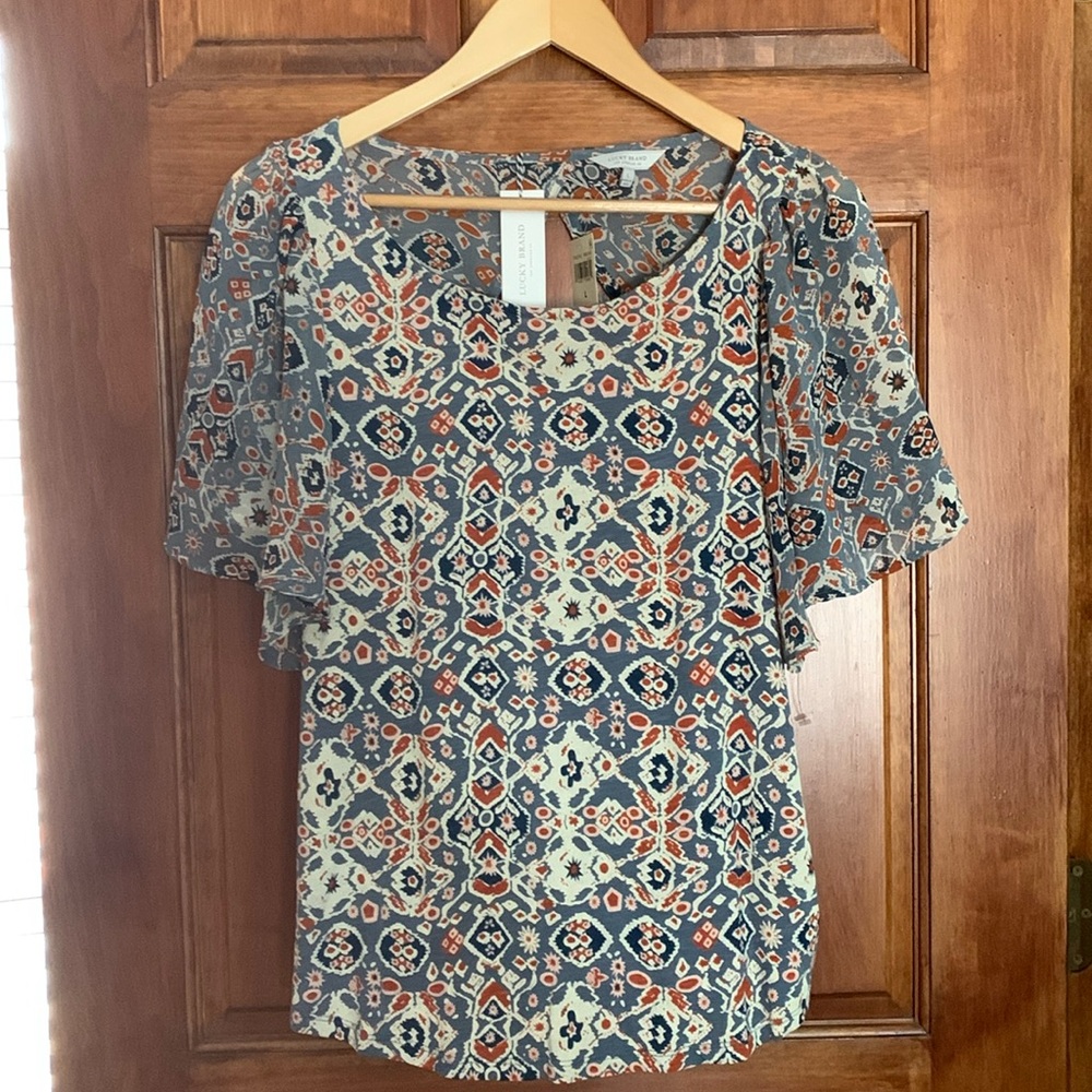 NWT Round hem flutter sleeve boho top with back cutout